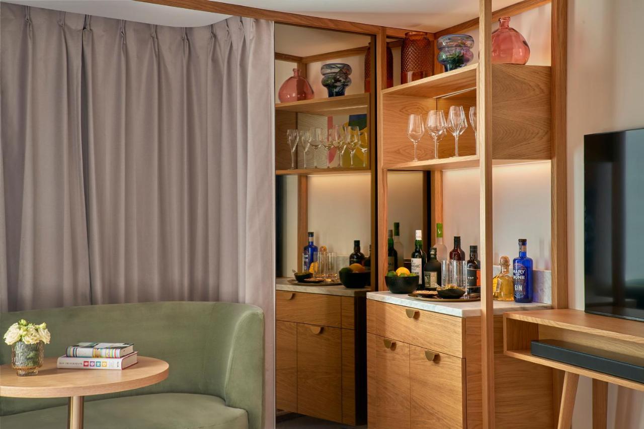 The Botree - Preferred Hotels And Resorts Londra Exterior foto A wet bar in a hotel room